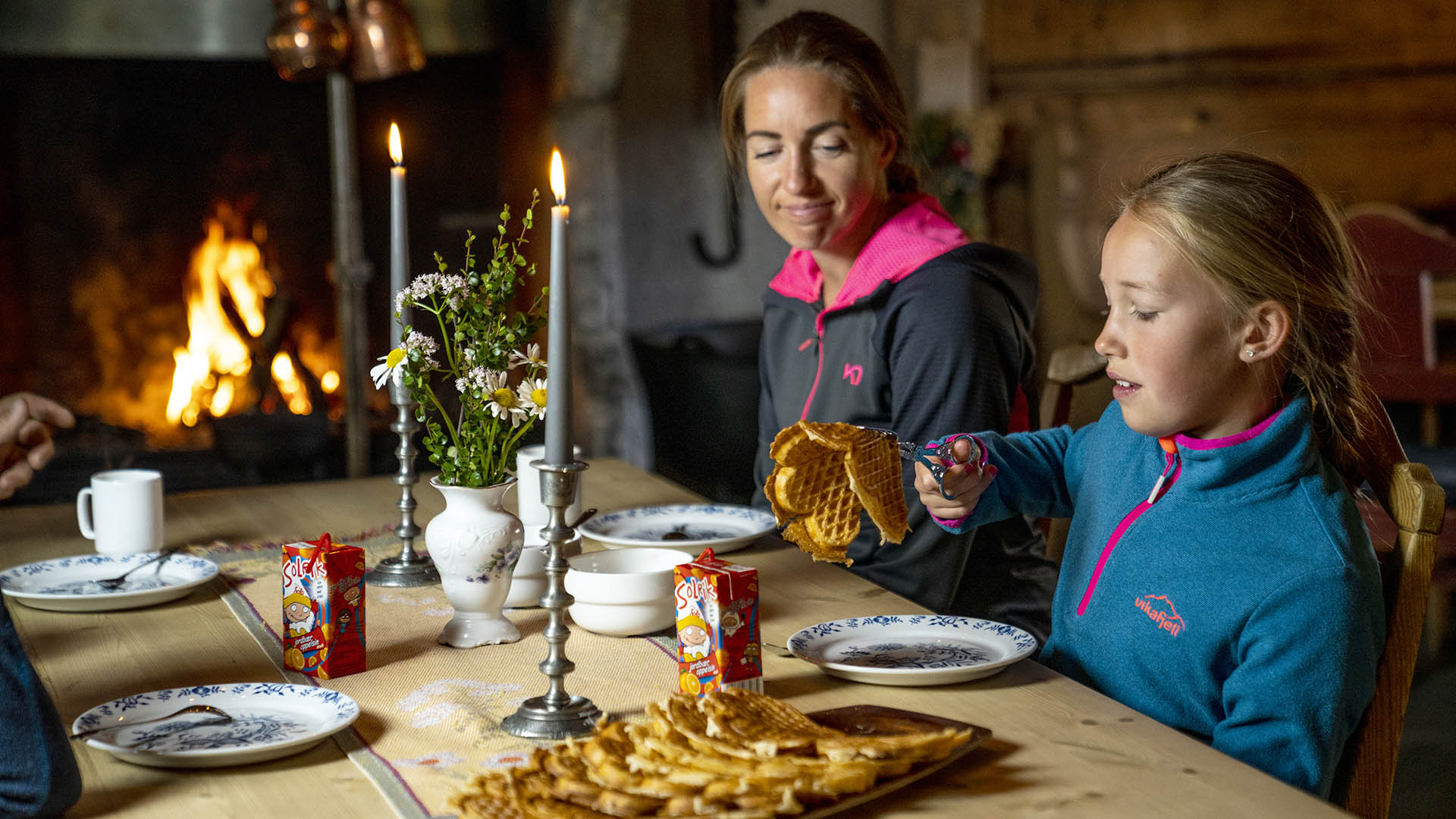 Vaffelservering og fyr i peisen